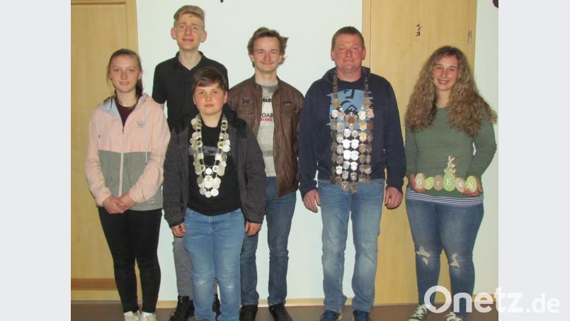 Bild zeigt die neuen Regenten Thomas Schmidt (2.v.re.) und Lukas Knott (4.v.re.) zusammen mit (v.re.) Julia Grohmann, Lukas Kraus, Fabian Lindner und Magdalena Schmidt. Bild: soj