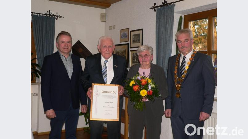Johann Hagn wird für fast 40 Jahre an der Spitze der Fachschaft der Spengler-, Sanitär- und Heizungstechnik nun zum Ehrenvorsitzenden ernannt. Für Ehefrau Hilde gibt es Blumen. Der neue Vorsitzende Josef Schlosser (rechts) und sein Stellvertreter Josef Schmucker gratulieren. Bild: mh