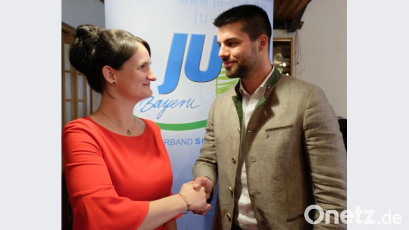 Wahl der Vorstandschaft des JU Kreisverbandes Schwandorf im Gasthof Bodensteiner.
Unterlegene Kandidatin Christina Bauer gratuliert Jonas Rester zur Wahl des 1. Vorsitzenden. Bild: ohr