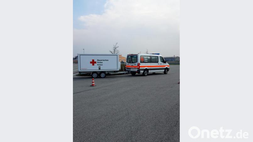 Die Helfer vor Ort der BRK-Bereitschaft üben mit dem neuen Gespann auf dem Autohof in Neuhaus verschiedene Situationen. Bild: exb
