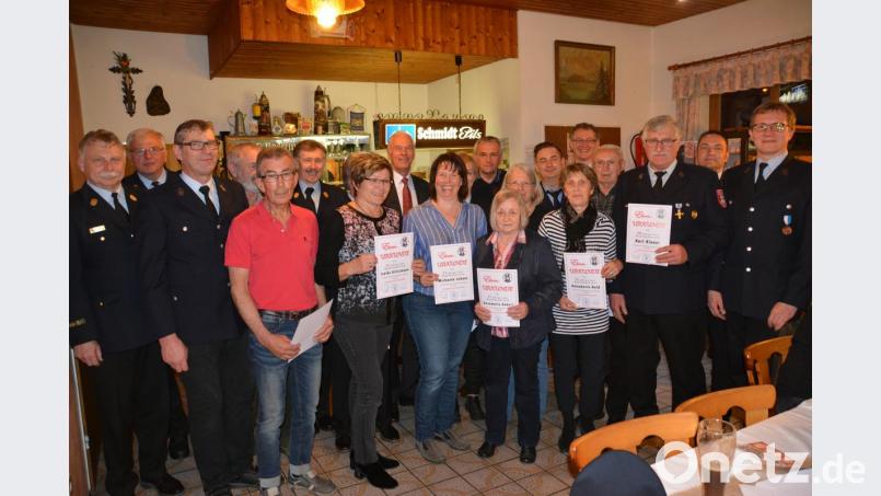 Die Feuerwehrspitze ehrte verdiente, langjährige Mitglieder. Bild: ga