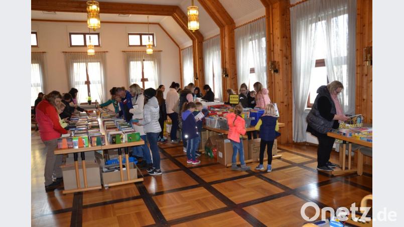 Der Bücher- und Spielebasar der Gemeinde- und Pfarrbücherei im Rathaussaal ist beliebt. Bild: gi