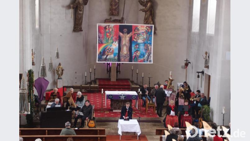 Das Passionskonzert mit der Blaskapelle Flossenbürg, den Oberpfälzer Saitenklang, den „Josefshofer Hausg&#039;sang“ und der Veeh-Harfen-Gruppe Moosbach stimmte die Zuhörer auf die Karwoche ein. Bild: gi