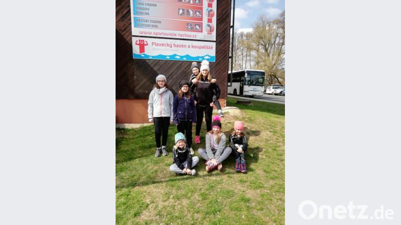 Die TSC-Nachwuchsschwimmer vor dem Schwimmzentrum in Tachov (hinten von links): Milena Franz, Helena Bergmann, Caniela Codlova und Sophie Härtl sowie (vorne) Leonie Härtl, Dominika Codlova und Vanessa Makariusova. Bild: rbg