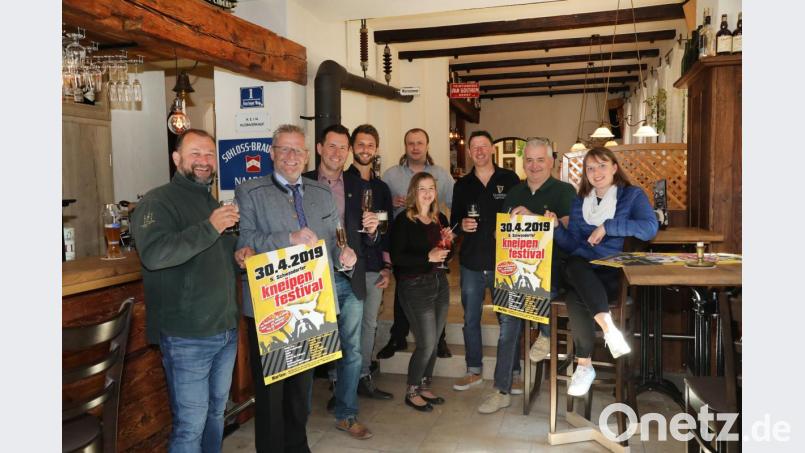 Obrerbürgermeister Andreas Feller (Zweiter von links), Roland Kittel (Dritter von links), Leiter der Stabstelle Wirtschaftsförderung bei der Stadt, sowie die Wirte der Locations stellten das Programm des fünften Schwandorfer Kneipenfestivals vor. Bild: Gerhard Götz