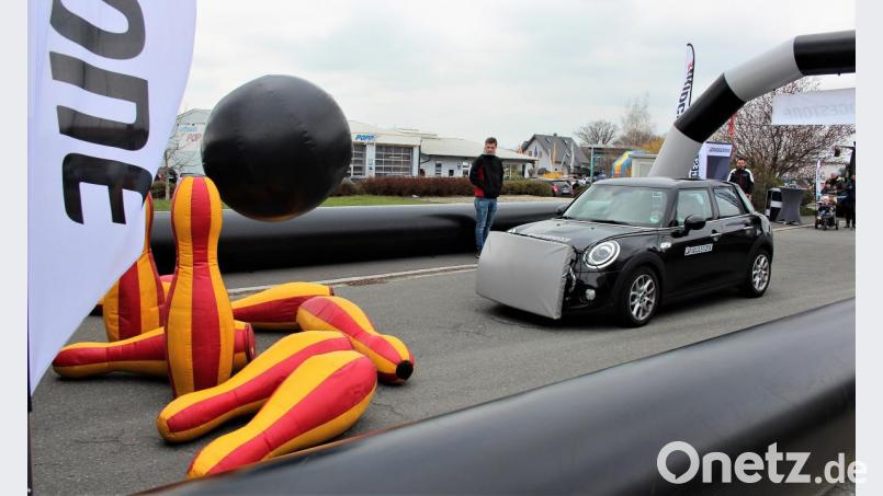 Beim Auto-Bowling mussten die Kegel fallen Bild: stg