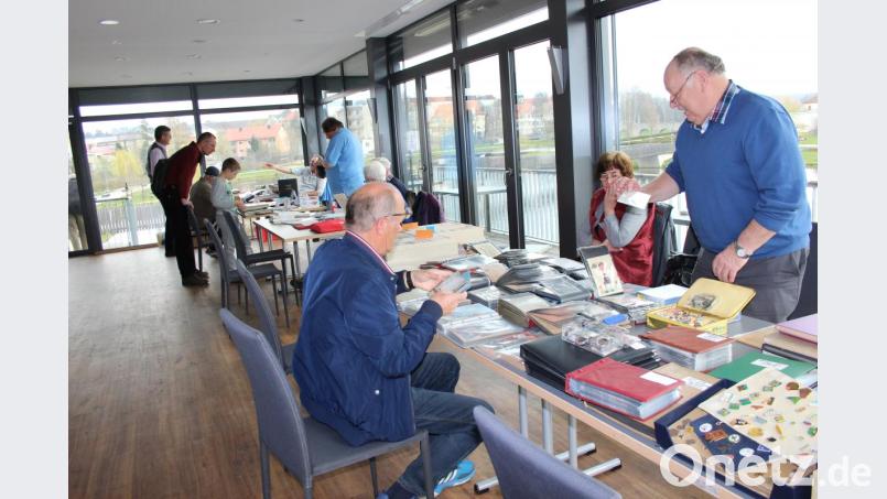 Briefmarken, Münzen, Ansichtskarten und entsprechendes Sammlerzubehör wurden beim Frühjahrs-Großtauschtag der Briefmarken- und Münzfreunde im Restaurant Seenario angeboten. Die Interessenten und Besucher kamen dabei aus allen Altersgruppen. Bild: heb