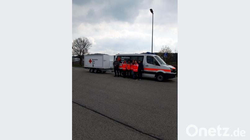 Die Helfer vor Ort der BRK-Bereitschaft üben mit dem neuen Gespann auf dem Autohof in Neuhaus verschiedene Situationen. Bild: exb