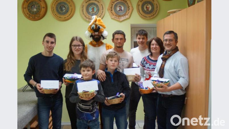 Beim Osterschießen gewannen (von links) Stefan Gradl, Anna Schönl, Leon Mayer, Felix Mayer, Martin Mayer jun., Lukas Schönl, Kathrin Schönl und Jürgen Probst Preise. Überbracht wurden sie vom Osterhasen. Bild: slh