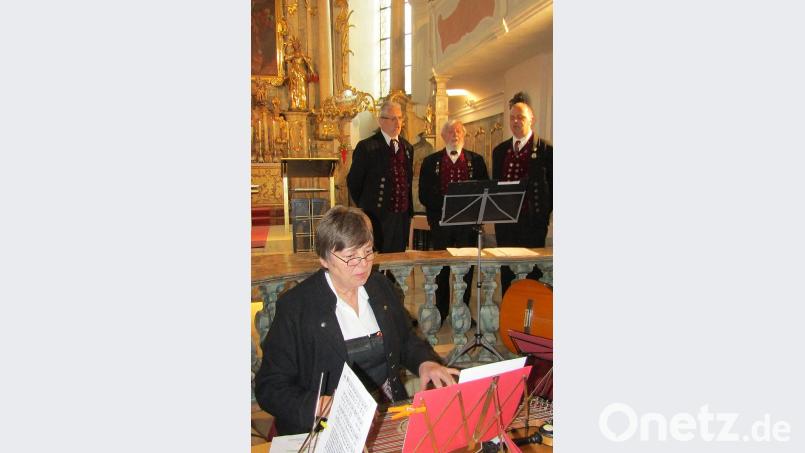 Lydia Zagel begleitet die Sulzbacher Sänger Christian Pruy, Konrad Stauber und Markus Stauber auf der Zither. Bild: sck