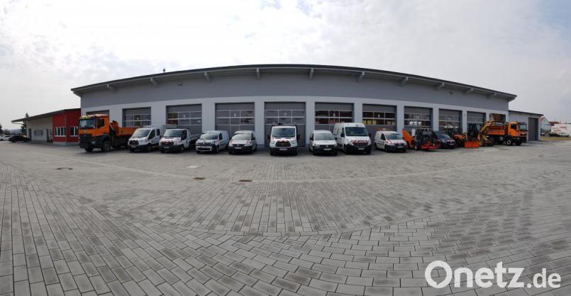 Das Betriebsgebäude des neuen Bauhof der Stadt Vilseck mit seinem vielfältigen Fuhrpark erhält am Sonntag, 28. April, den kirchlichen Segen. Ein &quot;Tag der offenen Tür&quot; schließt sich an. Bild: Stefanie Gradl