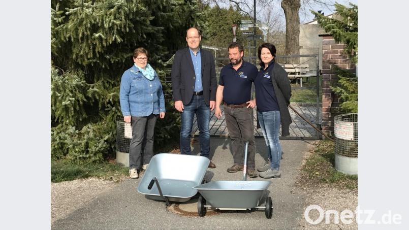 Bürgermeister Thorsten Hallmann nimmt die gespendeten Transporthilfsmittel der Freien Wähler entgegen. Bild: whw