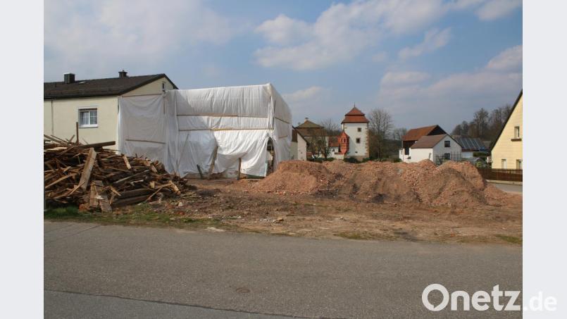 Der Bauplatz steht schon fast für einen Neubau bereit. Die Pläne müssen noch von der Förderstelle endgültig abgenommen werden. Bild: sne