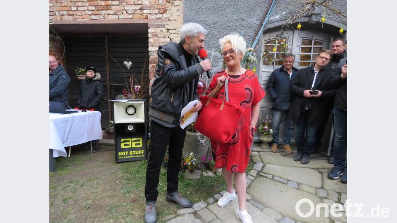 Moderator Franz Bäumler führte charmant Intervviews mit den Models zu deren jeweiligem Outfit. Bild: ubb