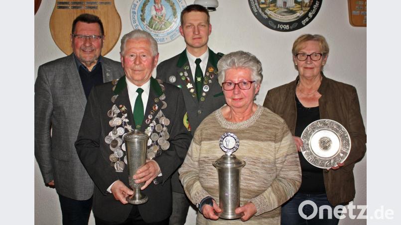 Die Schützen Herbert Tischler, Erwin Rößler, Gerald Ermer, Christa Rößler, Renate Ermer (von links) freuen sich über ihren Erfolg. Bild: R. Kreuzer