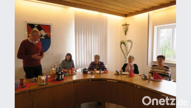 Stellvertretender Bürgermeister Norbert Schmid mit Hauptkoordinatorin Marion Graml, Helferin Maria Graml, verabschiedete stellvertretende Koordinatorin Anna Rautenberg und ihre Nachfolgerin Christa Suttner (von links). Bild: ua