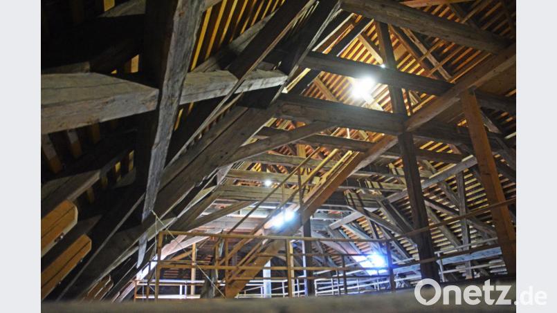 Bereits vier Mal brannte die Kirche St. Michael. Zuletzt 1540. So sieht der Dachstuhl aktuell aus. Es scheint so, als wäre er im Brandfall ein gefundenes Fressen. Bild: Gabi Schönberger