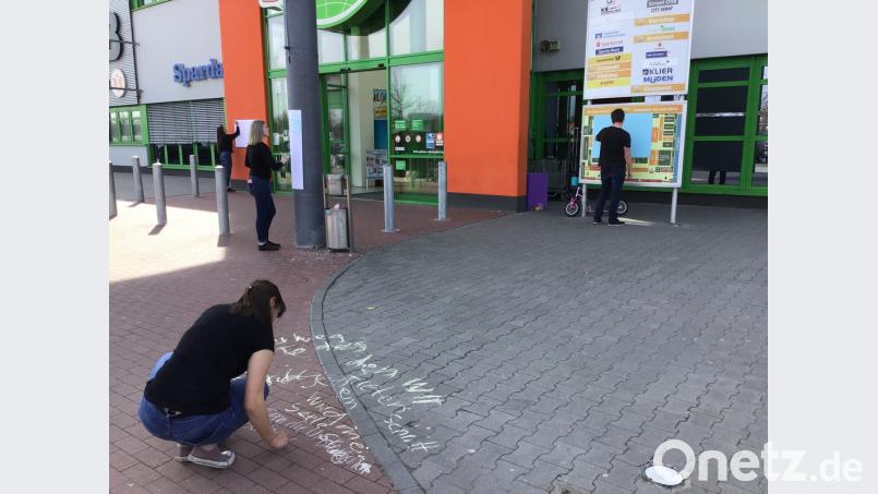 Die Nabburger Theaterschüler machten mit ihrem Kunst-Objekt bei Globus auf sich aufmerksam. Bild: exb