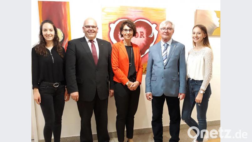 Bei der Vernissage im Neualbenreuther Kurmittelhaus zeigt Sabine Ernstberger (Mitte) erstmals ihre Werke aus Acryl und Filz. Dazu gratulierten Sibyllenbad-Werkleiter Gerhard Geiger (Zweiter von rechts), Bürgermeister Klaus Meyer und die Töchter der Ausstellerin, Alisa (links) und Susen (rechts). Bild: exb