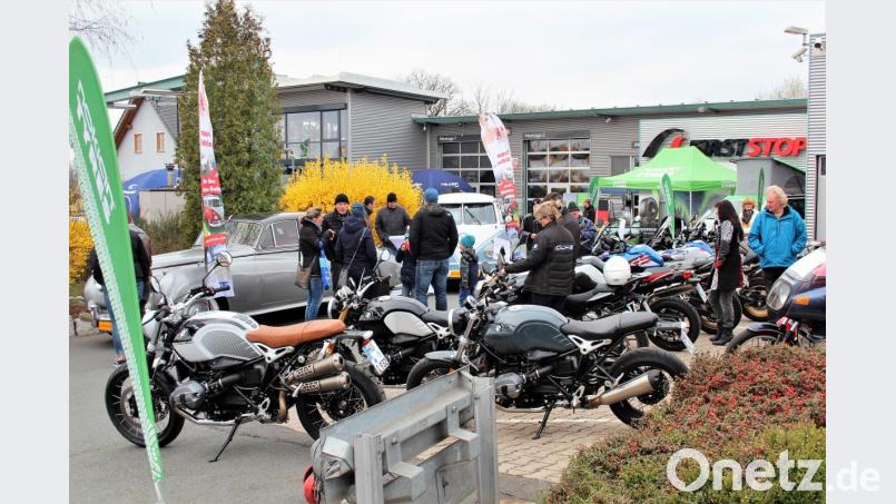 Auch neue Maschinen auf zwei Rädern und Oldtimer auf vier Rädern gab es zu bestaunen Bild: stg