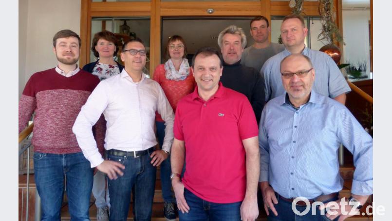 Benjamin Quaas und Eric Bergner vom Amt für ländliche Entwicklung, Bürgermeister Anton Kappl, sein Stellvertreter Karl Liegl (vorne, von links) sowie die Markträte Gerlinde Janker, Marga Schieder-Beierl, Rainer Schmeidl, Andreas Gruber und Gerd Scharff sprechen über die Zukunft von Leuchtenberg. Bild: fz