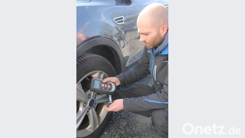 Daniel Meier am Anlernen eines Reifendruckkontrollsystem-Ventils. In der linken Hand hält er eines der modernen RDKS-Ventile Bild: kro