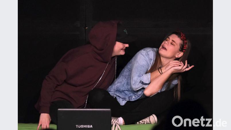 „Online“ heißt das Stück, mit dem die Theatergruppe Weimarer Kulturexpress den Schülerinnen der Dr.-Johanna-Decker-Schulen das Problem der Handy-Sucht näher brachte. Bild: Peter Ringeisen/exb