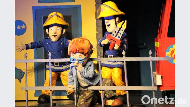 Norman Price steckt im Zaun fest und muss von Elvis und Sam befreit werden. Das Musical "Feuerwehrmann Sam rettet den Zirkus" begeistert die Fans der Brandbekämpfer im ACC. Bild: dwi