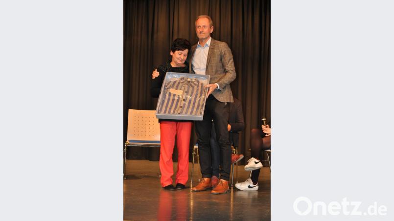 Die meisten ehemaligen KZ-Häftlinge wollen nie wieder etwas mit einer gestreiften Uniform zu tun haben, geschweige denn eine in Reichweite haben. Jolanta Lange hat dieses Textil-Dokument, das über das Leid ihres Vaters informiert, trotzdem aufbewahrt. Nun überreicht sie es Jörg Skriebeleit von der KZ-Gedenkstätte. Bild: exb