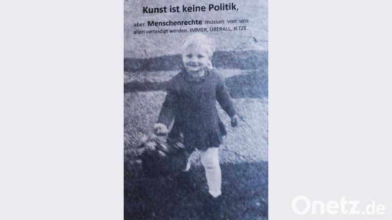 Eine Postkarte für die Menschenrechte von Barbara Wilmers-Hillenbrand: Vorne zu sehen ein Mädchen, das mit Blumen und einem Lächeln ins Leben geht... Bild: Thomas Dobler