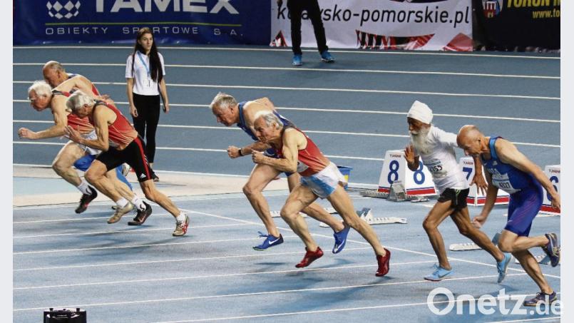 Karl Schmid (rotes Trikot, Dritter von rechts) im 60-Meter-Finale: Der Weidener gewann Bronze und wiederholte diese Platzierung im Weitsprung. Bild: exb