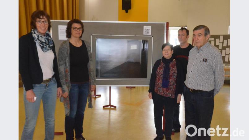Die beiden Lehrkräfte (von links) Ursula Soderer und Heike Krafcyk mit Elisabeth, Peter und Josef Salomonovic vor einer Ausstellung über das Konzentrationslager Flossenbürg, die Schüler der Gustl-Lang-Schule zusammengestellt haben. Bild: Kunz