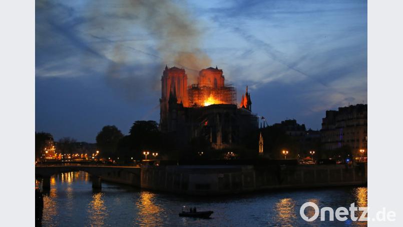 Ein Feuerwehrleute versuchen, das Feuer in der Kathedrale Notre-Dame zu löschen. In der weltberühmten Kathedrale Notre-Dame in Paris war am Montagabend ein Feuer ausgebrochen. Bild: Michael Euler/AP/dpa