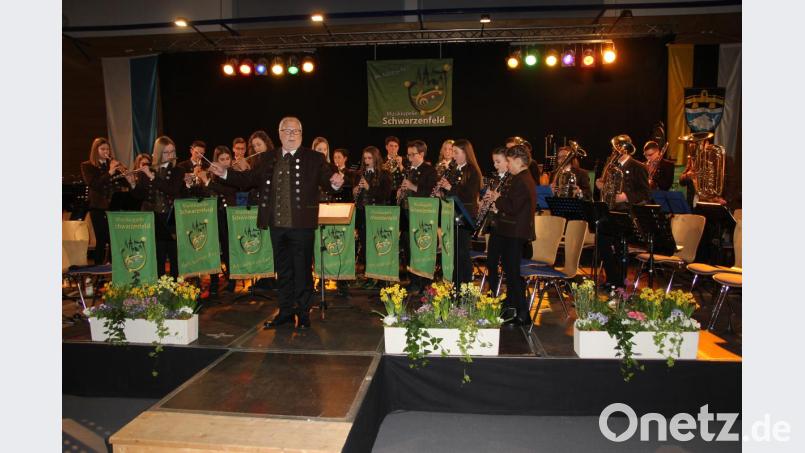 Das Jugendblasorchester unter der Leitung von Burkhardt Weber eröffnete das Konzert. Bild: ral