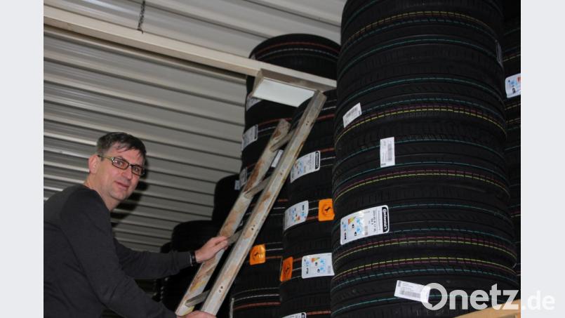 Werner Meier im Reifenlager. Ungefähr alle sechs Jahre sollte man neue Reifen kaufen. Bild: kro