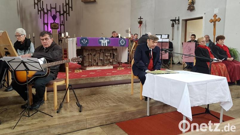 Das Passionskonzert mit der Blaskapelle Flossenbürg, den Oberpfälzer Saitenklang, den „Josefshofer Hausg&#039;sang“ und der Veeh-Harfen-Gruppe Moosbach stimmte die Zuhörer auf die Karwoche ein. Bild: gi