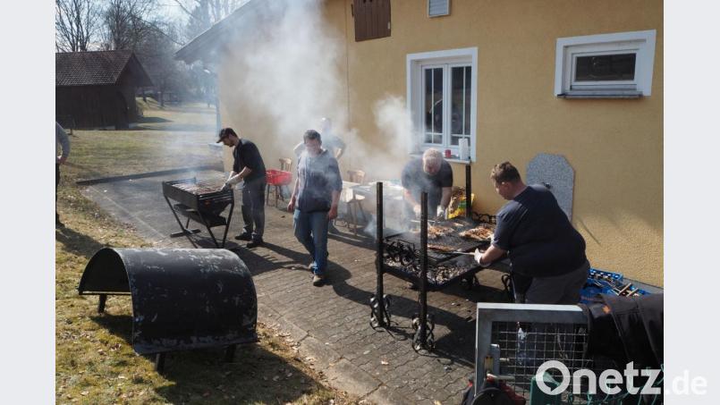 Der weiße Rauch am Fischerhäusl weist auf keine Wahl, sondern auf das Fischgrillen des Fischereivereins hin. Archivbild: gz