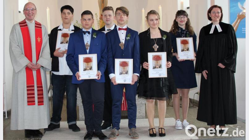 Sechs Konfirmanden aus den Kirchengemeinden Tirschenreuth und Waldsassen wurden am Sonntag eingesegnet und haben damit alle Rechte innerhalb der evangelischen Kirche erhalten (von links): Diakon Fritz Lieb, Leon Licha, Paul Schwab, André Kraus, Leon Griesbauer, Luise Robl, Felicitas Köstler und Pfarrerin Dr. Stefanie Schön. Bild: heb