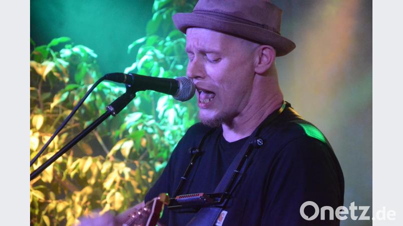 Pete Hoven: Ein Mann mit Gitarre, der ab und zu auch auf Bluesharp und Didgeridoo zurückgreift. Bild: Kunz