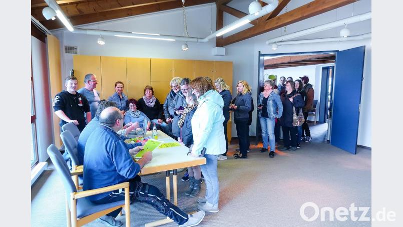 Die Eintrittskarten der Laienspielgruppe für das Theaterstück „Der Heiler von Friedenfels“ sind in diesem Jahr heiß begehrt. Bereits zu Beginn des ersten Vorverkaufstages bildete sich eine lange Menschenschlange. Bild: bsc