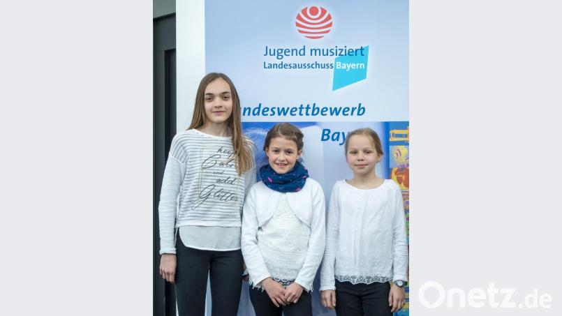 Lena Braunreuther (von links), Marie-Luise Schmid und Leni Melzner nahmen erfolgreich am Landeswettbewerb von Jugend musiziert teil. Bild: mez