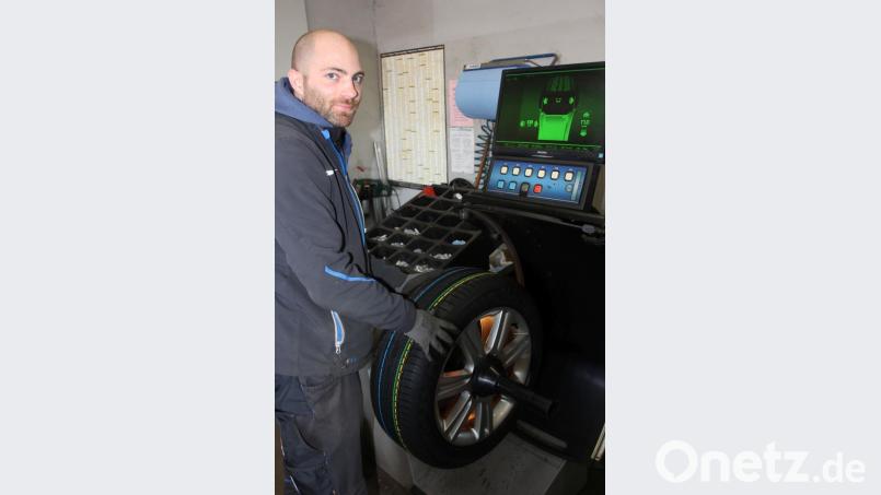 Daniel Meier beim Auswuchten eines Rades. Bild: kro