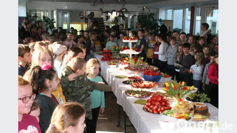 Die Elternbeiräte hatten für die Grundschulklassen ein frühlingshaftes Frühstücksbuffett aufgebaut. Bild: exb