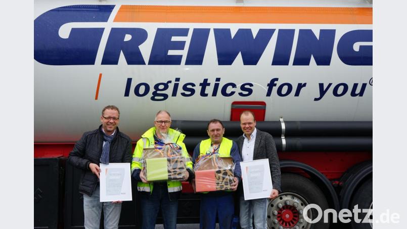 Für die langjährige Loyalität danken die beiden Gesellschafter Jürgen (links) und Roland Greiwing (rechts) Peter Solfrank (Zweiter von links). Bild: exb/Greiwing