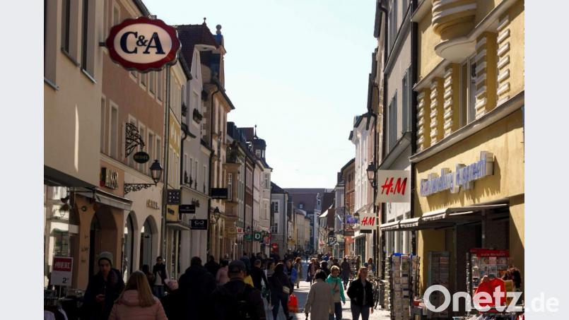 Blick in die Amberger Einkaufsmeile Georgenstraße. An sonnigen Tagen ist die Fußgängerzone gut gefüllt. Bild: Verena Fitzgerald