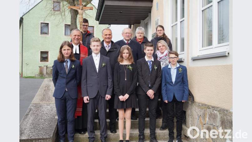 Die Konfirmanden der evangelischen Kirchengemeinde Groschlattengrün-Pechbrunn zusammen mit Kreuzträger Nico König und Pfarrer Klaus Wening. Bild: fppö