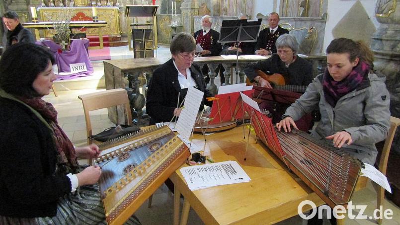Die Sulzbacher Stubenmusik mit Sabine Stümpfl, Lydia Zagel, Bernadette Strobl, Susanne Zagel; im Hintergrund die Sulzbacher Sänger Konrad Stauber, (Christian Pruy verdeckt), Markus Stauber. Bild: sck