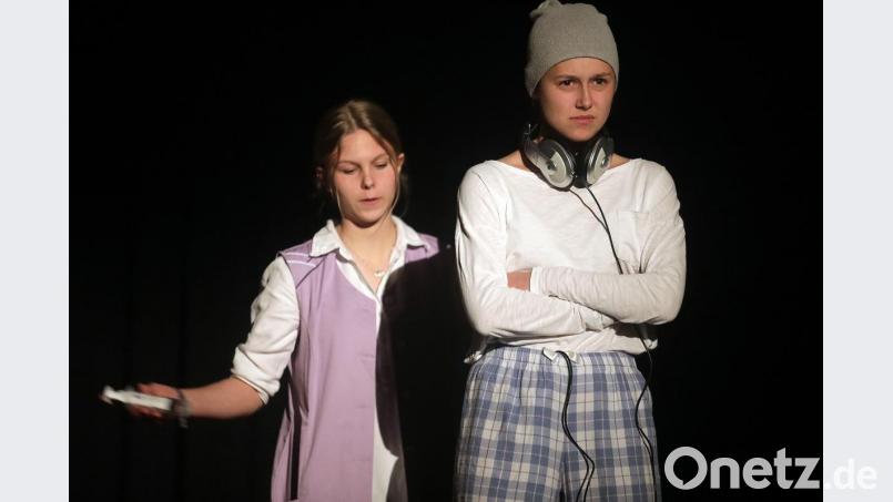 Schultheatertage in Amberg: Die Schauspielerinnen spielen ein Stück nach einer Erzählung von Éric-Emmanuel Schmitt. Bild: Wolfgang Steinbacher