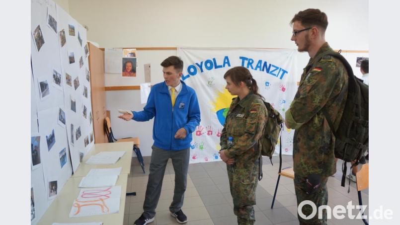 Deutsche Soldaten lassen sich das Projekt „Loyola Tranzit“ des Loyola-Gymnasiums erklären. Im sozialpädagogischen Zentrum engagieren sich die Schüler für benachteiligte Kinder aus dem Roma-Viertel. Bild: Jesuitenmission
