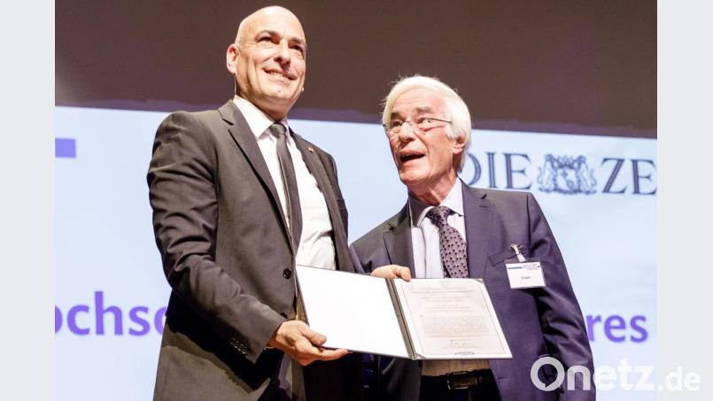 Laudator Gerhard Casper und Professor Ulrich Schubert (von rechts) bei der Preisverleihung in Berlin. Bild:  Till Eitel | eyetill.com